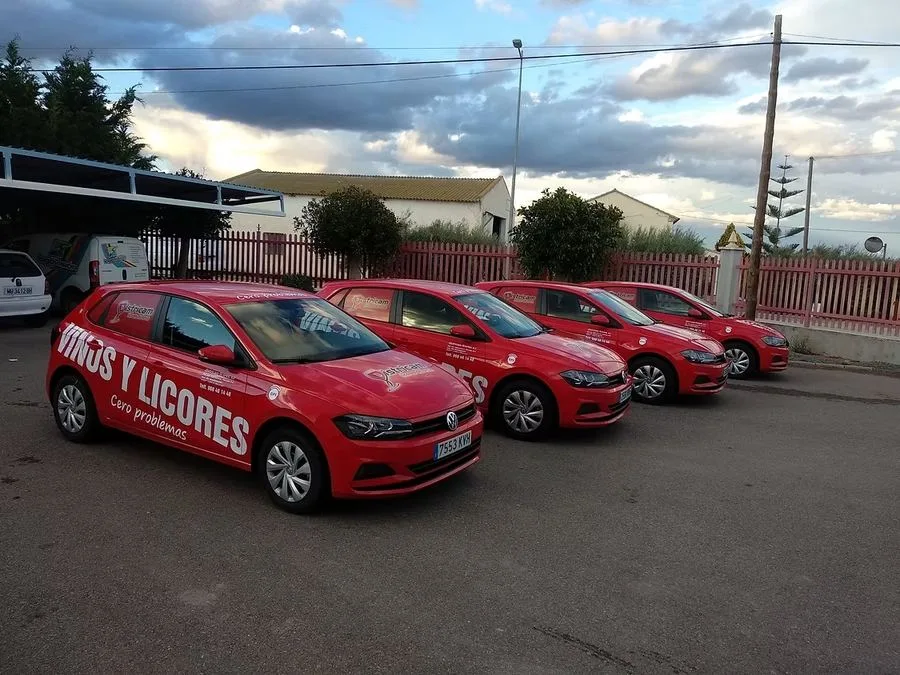 Flota de 4 vehículos rotulados para Districam