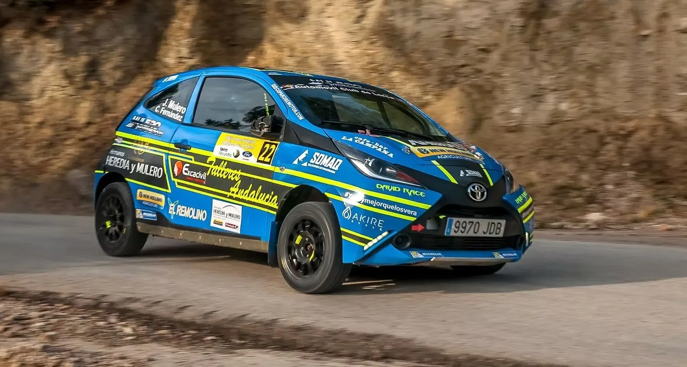 Coche de rally rotulado por Logovisión