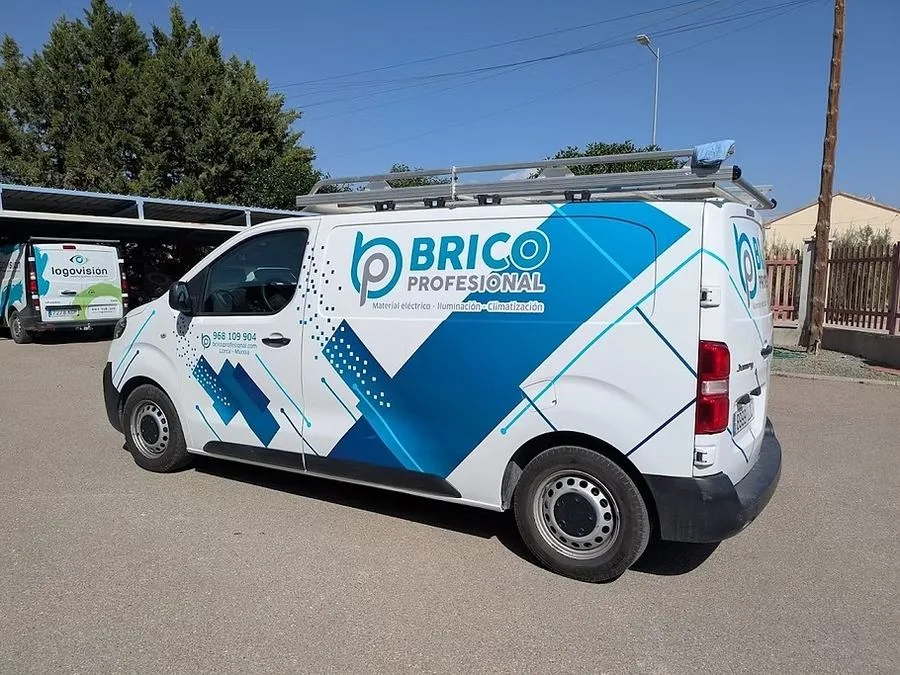 Furgoneta Brico Profesional con rotulación corporativa