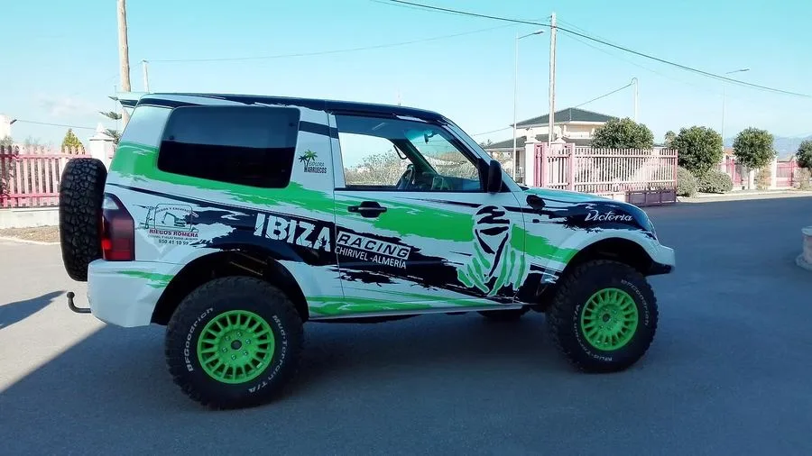 4x4 con decoración Ibiza Racing verde y negro