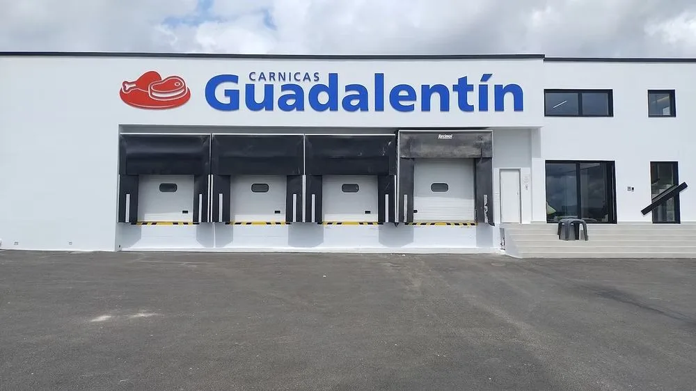 Rótulo gran formato fachada industrial Cárnicas Guadalentín