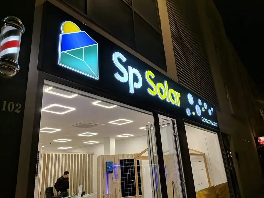 Rótulo luminoso LED Sp Solar en fachada comercial